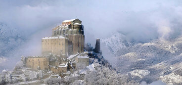 Sacra di San Michele, samostan u Sant'Ambrogio di Torino, inspiracija za samostan u romanu